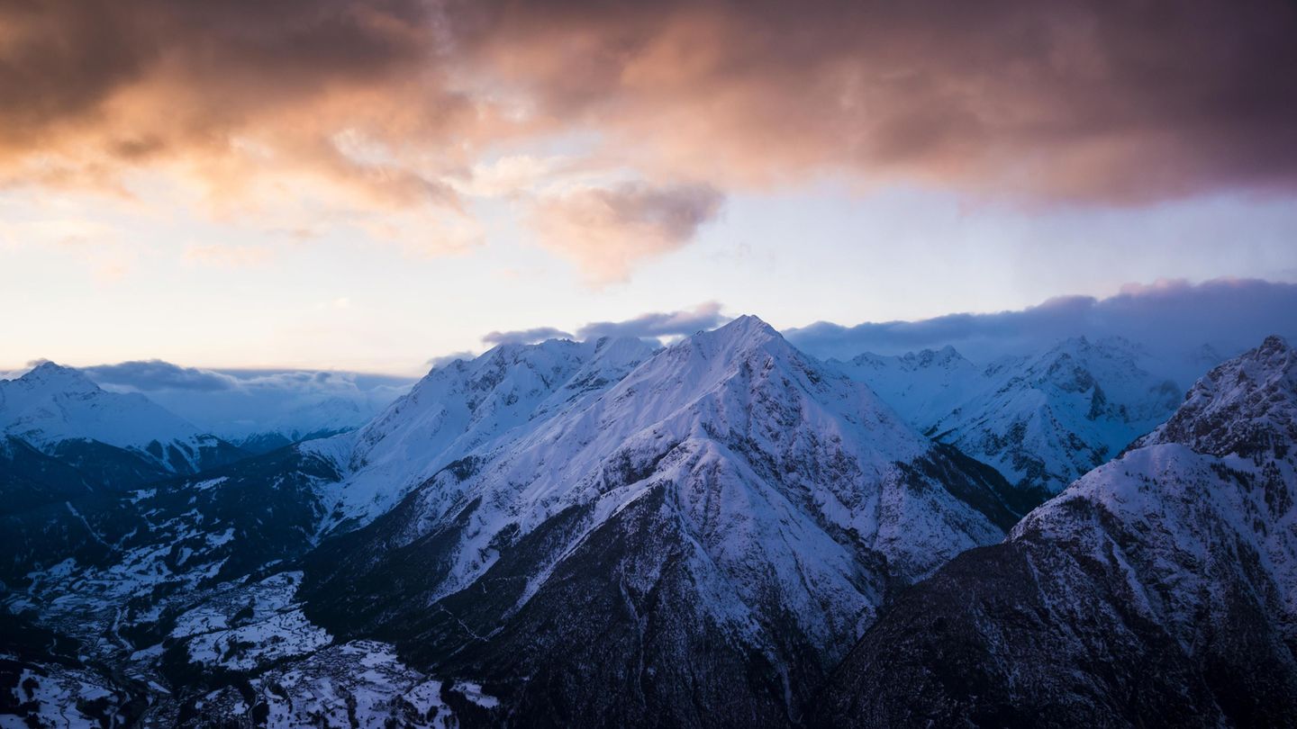 Winterwandern in Österreich: Auf dem „Weg der Aussicht“ wandern Eine kurze Runde, aber dafür eine atemberaubende Aussicht bietet die Wanderroute „Weg der Aussicht“ am Venet in der Nähe von Landeck. Rauf geht es mit der Gondel zur Venet Bahnbergstation. Hier erblickt man die beeindruckenden Bergmassive Valluga, Zugspitze, Riffler, Parseier und die Dreitausender Wildspitze und Ortler. Trotzdem ist der Rundweg leicht zu bewandern und besonders familienfreundlich. Rund 45 Minuten dauert die gesamte Rundwanderung. Auf dem „Weg der Aussicht“ wandern Eine kurze Runde, aber dafür eine atemberaubende Aussicht bietet die Wanderroute „Weg der Aussicht“ am Venet in der Nähe von Landeck. Rauf geht es mit der Gondel zur Venet Bahnbergstation. Hier erblickt man die beeindruckenden Bergmassive Valluga, Zugspitze, Riffler, Parseier und die Dreitausender Wildspitze und Ortler. Trotzdem ist der Rundweg leicht zu bewandern und besonders familienfreundlich. Rund 45 Minuten dauert die gesamte Rundwanderung.
