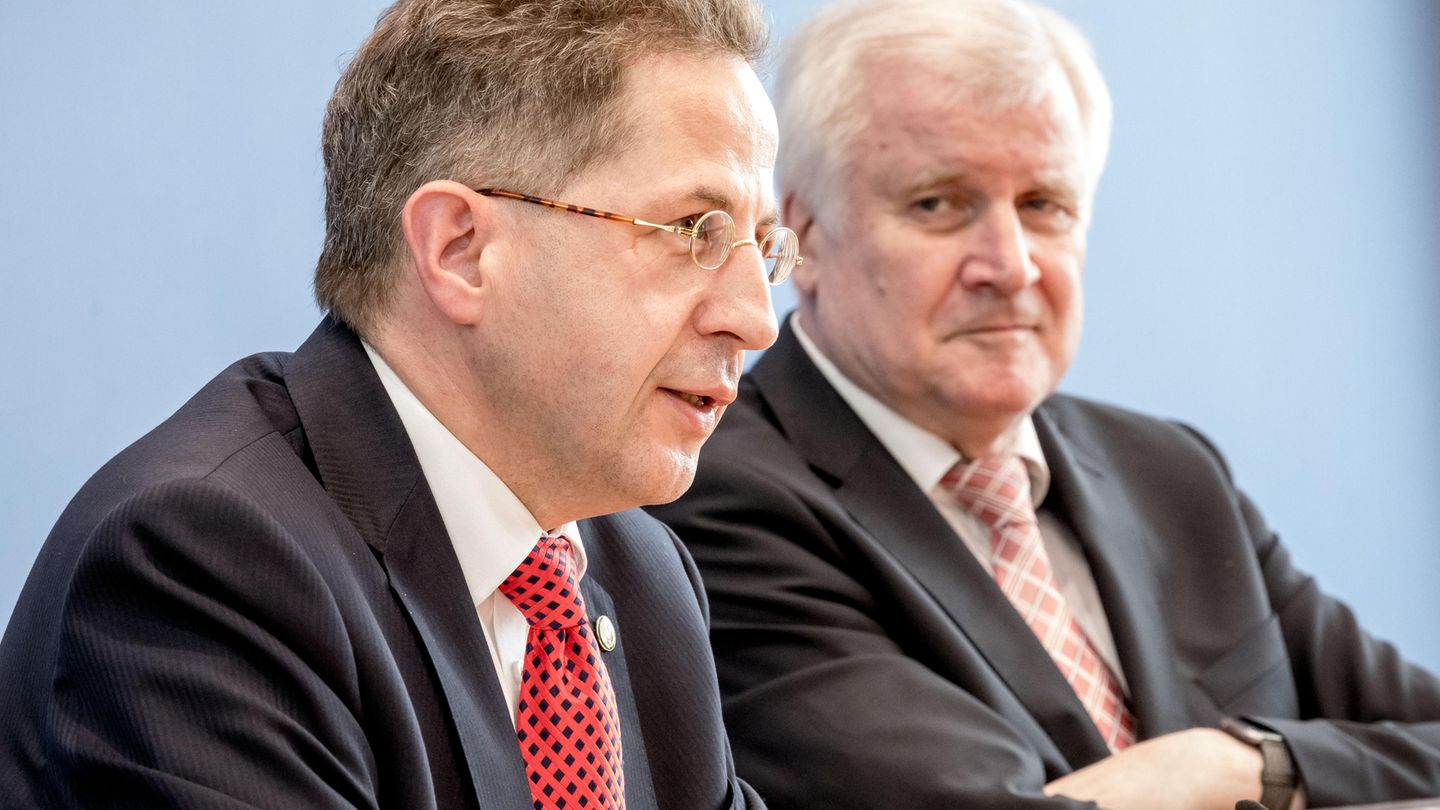 Innenminister Horst Seehofer (CSU, r.) neben Hans-Georg Maaßen, dem Präsidenten des Bundesamtes für Verfassungsschutz