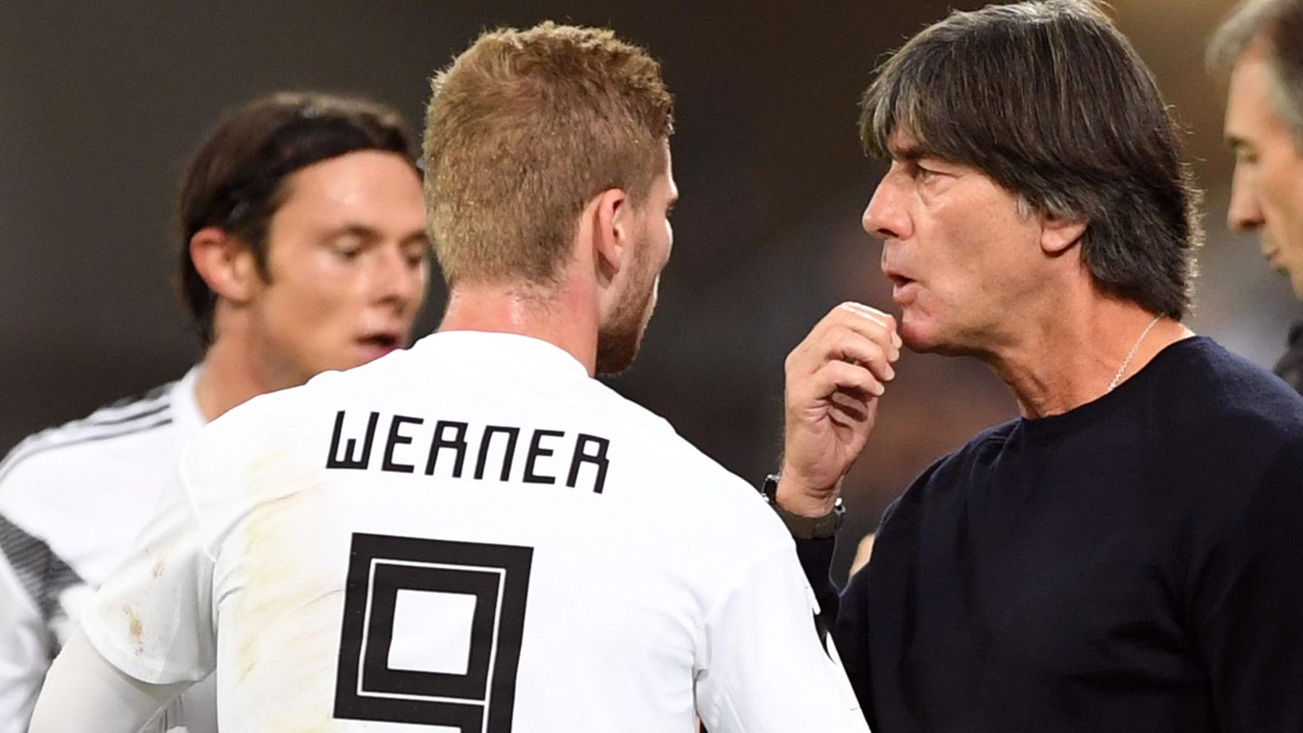 Joachim Löw beim Länderspiel der DFB-Elf gegen Peru mit Timo Werner