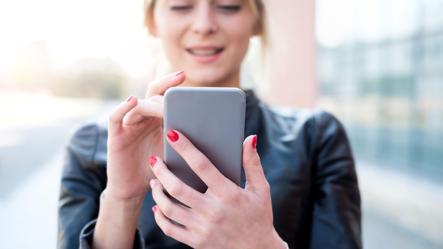 Eine Frau am Smartphone