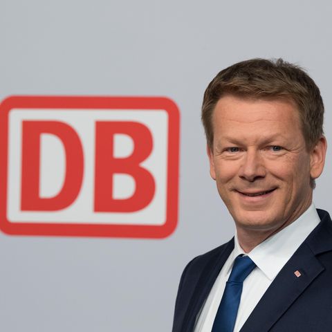Deutsche Bahn CEO Richard Lutz vor Logo