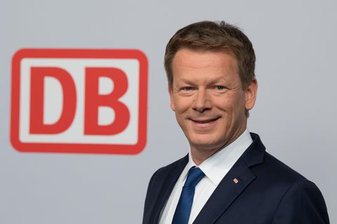 Deutsche Bahn CEO Richard Lutz vor Logo