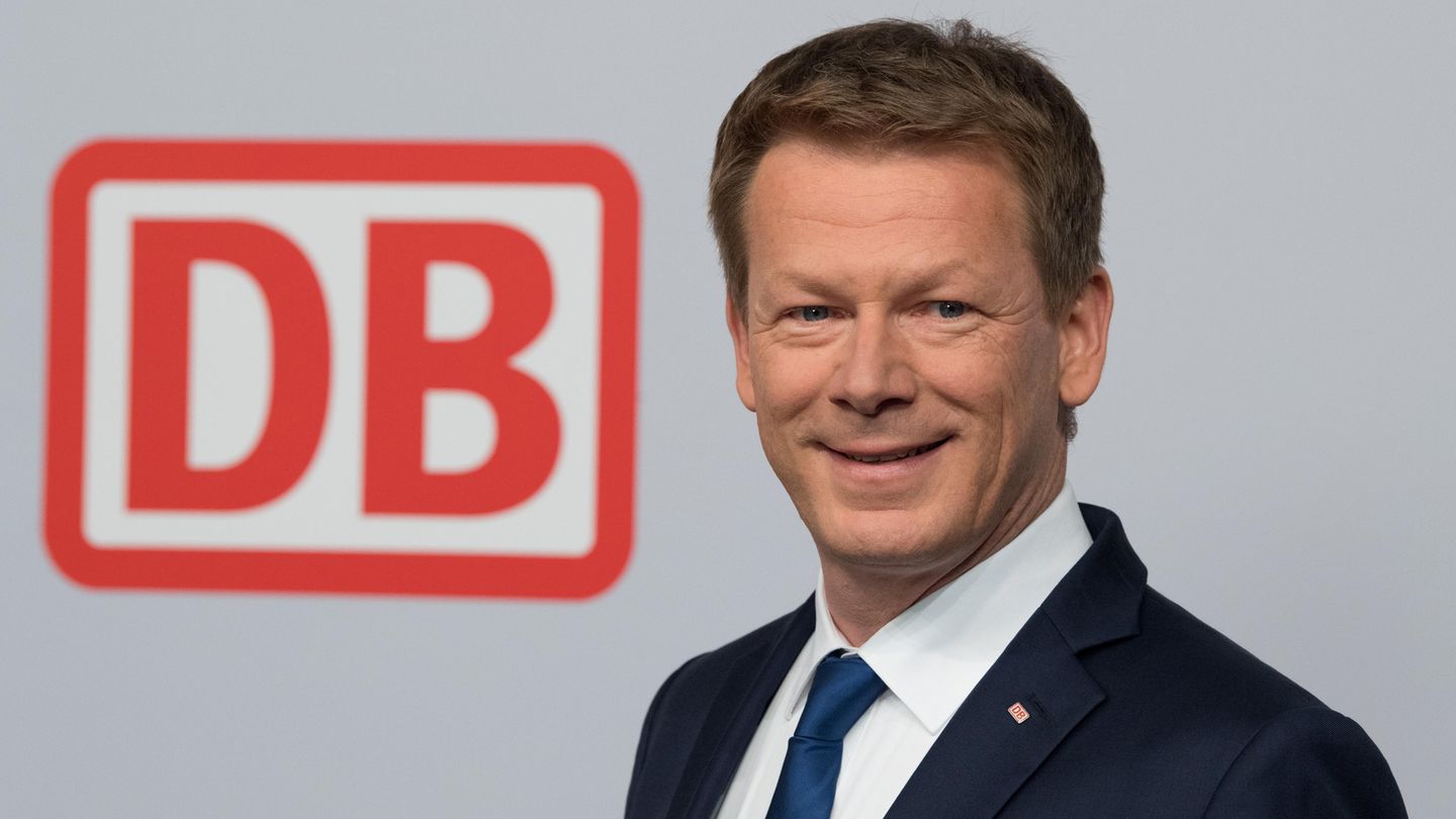 Deutsche Bahn CEO Richard Lutz vor Logo