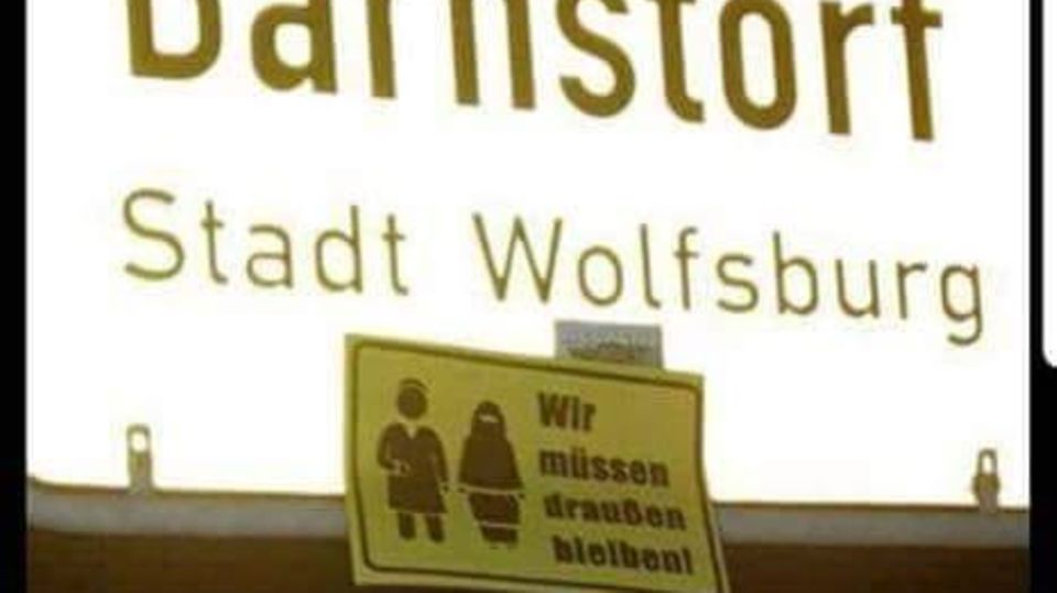 Dieses Bild wurde Michel Abdollahi über Facebook zugespielt Dieses Bild wurde Abdollahi über Facebook zugespielt. Es zeigt ein Ortsschild mit einem Zettel "Wir müssen draußen bleiben!"