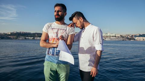 Vorbereitung: Als Wissam (l.) noch lebte, probt Hussein mit ihm seine Rede für den Mr Gay World Contest.