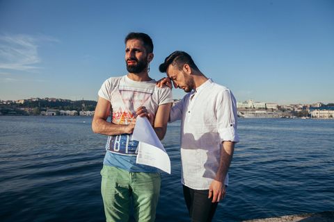 Vorbereitung: Als Wissam (l.) noch lebte, probt Hussein mit ihm seine Rede für den Mr Gay World Contest.