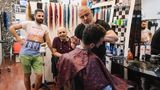 Scharfe Konturen: Hussein lässt sich vom Friseur für seinen Auftritt stylen