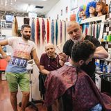 Scharfe Konturen: Hussein lässt sich vom Friseur für seinen Auftritt stylen