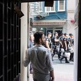 Auf ihrem Weg zu einer LGBTI-Kundgebung passieren Poli­zei­einheiten Husseins Café