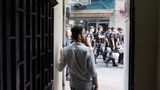 Auf ihrem Weg zu einer LGBTI-Kundgebung passieren Poli­zei­einheiten Husseins Café