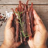 Pökeln war eine Methode der indigenen Stämme Südafrikas, um Fleisch haltbar zu machen. Zu einer Zeit als es noch keinen Kühlschrank gab. Biltong (fein geschnittenes luftgetrocknetes Fleisch) und Droewors (luftgetrocknete Würste) werden traditionell als Snacks gegessen. Das Fleisch wird in Essig, Salz, Zucker und Gewürzen wie Koriander und Pfeffer mariniert und anschließend zum Trocknen aufgehängt.