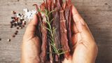 Pökeln war eine Methode der indigenen Stämme Südafrikas, um Fleisch haltbar zu machen. Zu einer Zeit als es noch keinen Kühlschrank gab. Biltong (fein geschnittenes luftgetrocknetes Fleisch) und Droewors (luftgetrocknete Würste) werden traditionell als Snacks gegessen. Das Fleisch wird in Essig, Salz, Zucker und Gewürzen wie Koriander und Pfeffer mariniert und anschließend zum Trocknen aufgehängt.