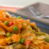 Bei einem südafrikanischen Dinner darf Chakalaka niemals fehlen. Das vegetarische Gericht aus Zwiebeln, Tomaten, Pfeffer, Karotten, Bohnen und Gewürzen wird meist kalt serviert.