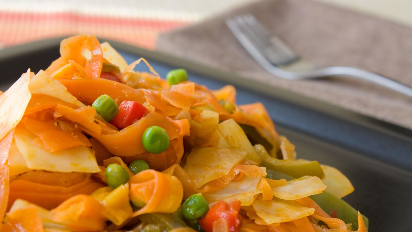 Bei einem südafrikanischen Dinner darf Chakalaka niemals fehlen. Das vegetarische Gericht aus Zwiebeln, Tomaten, Pfeffer, Karotten, Bohnen und Gewürzen wird meist kalt serviert.