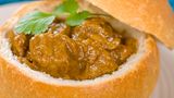 Das Streetfood Bunny Chow stammt eigentlich aus Durban, ist aber in ganz Südafrika populär - und mittlerweile auch auf den ersten Streetfoodmärkten in Europa angekommen. Es handelt sich dabei um ein scharfes Curry im Brotlaib, das ursprünglich indische Einwanderer zum Lunch aßen. Es gibt es mit Hühnchen, Schweinefleisch oder als vegetarische Variante mit Linsen und Bohnen.