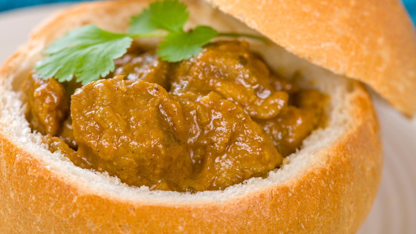 Das Streetfood Bunny Chow stammt eigentlich aus Durban, ist aber in ganz Südafrika populär - und mittlerweile auch auf den ersten Streetfoodmärkten in Europa angekommen. Es handelt sich dabei um ein scharfes Curry im Brotlaib, das ursprünglich indische Einwanderer zum Lunch aßen. Es gibt es mit Hühnchen, Schweinefleisch oder als vegetarische Variante mit Linsen und Bohnen.