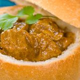 Das Streetfood Bunny Chow stammt eigentlich aus Durban, ist aber in ganz Südafrika populär - und mittlerweile auch auf den ersten Streetfoodmärkten in Europa angekommen. Es handelt sich dabei um ein scharfes Curry im Brotlaib, das ursprünglich indische Einwanderer zum Lunch aßen. Es gibt es mit Hühnchen, Schweinefleisch oder als vegetarische Variante mit Linsen und Bohnen.