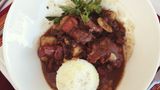 Cape Malay Curries sind milder und süßer als die indische Variante. Hervorragende und pikante, indische Currys erhält man dagegen in Durban: Ein Großteil der hier lebenden Menschen hat indische Wurzeln.