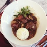 Cape Malay Curries sind milder und süßer als die indische Variante. Hervorragende und pikante, indische Currys erhält man dagegen in Durban: Ein Großteil der hier lebenden Menschen hat indische Wurzeln.