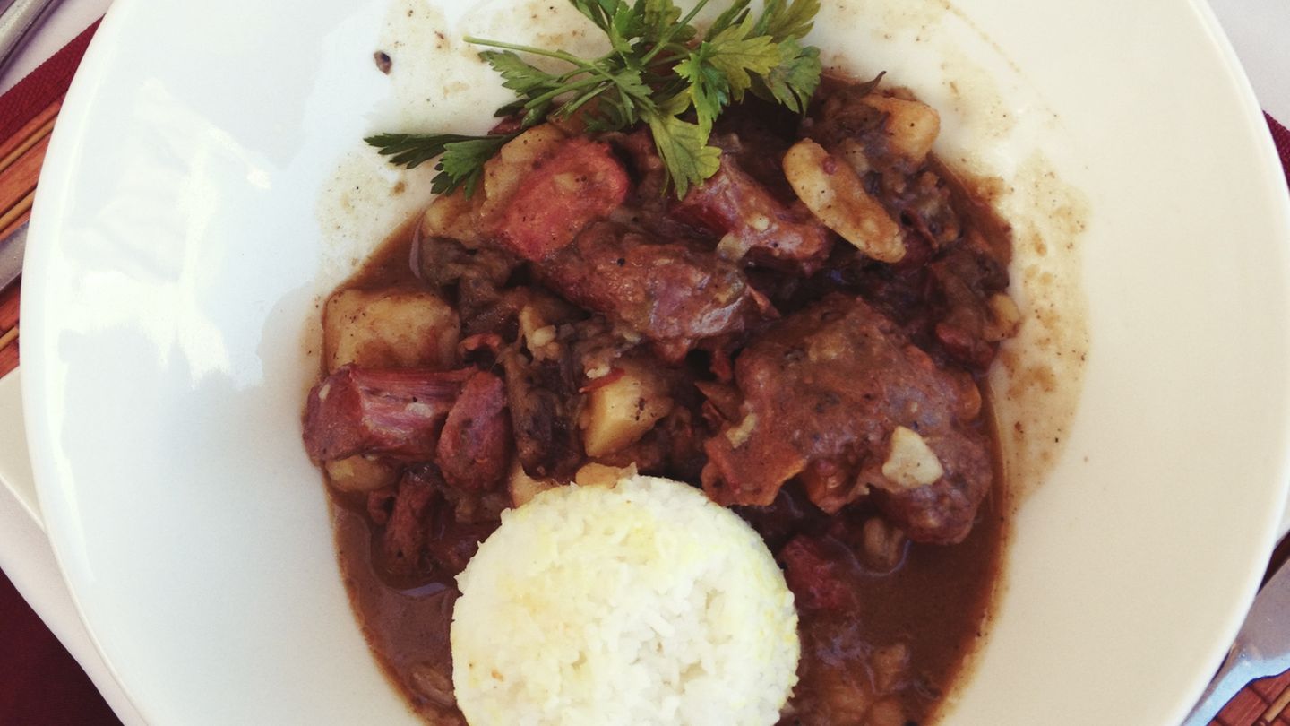 Cape Malay Curries sind milder und süßer als die indische Variante. Hervorragende und pikante, indische Currys erhält man dagegen in Durban: Ein Großteil der hier lebenden Menschen hat indische Wurzeln.