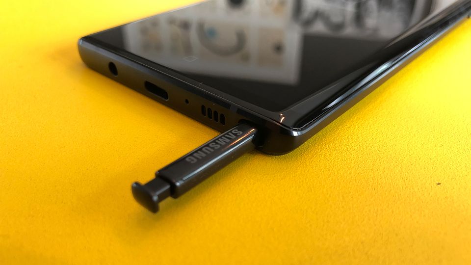 Das Galaxy Note 9 mit halb eingeschobenem S-Pen vor gelbem Hintergrund
