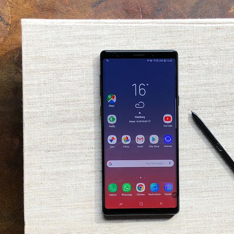 Das Galaxy Note 9 liegt mit dem S-Pen auf einem Buch