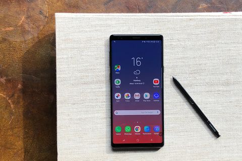 Das Galaxy Note 9 liegt mit dem S-Pen auf einem Buch
