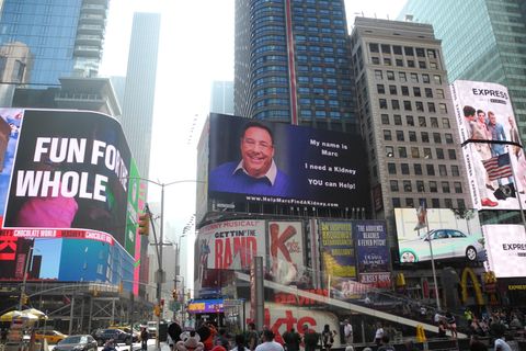 Mit einer 460 Quadratmeter großen LED-Werbetafel sucht ein Mann am Times Square in New York nach einer Spender-Niere