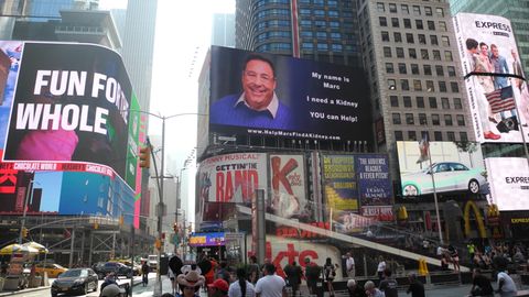 Mit einer 460 Quadratmeter großen LED-Werbetafel sucht ein Mann am Times Square in New York nach einer Spender-Niere