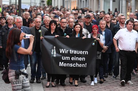 Hunderte Teilnehmer eines Trauermarsches für den verstorbenen 22-Jährigen ziehen durch Köthen