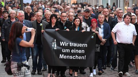 Hunderte Teilnehmer eines Trauermarsches für den verstorbenen 22-Jährigen ziehen durch Köthen