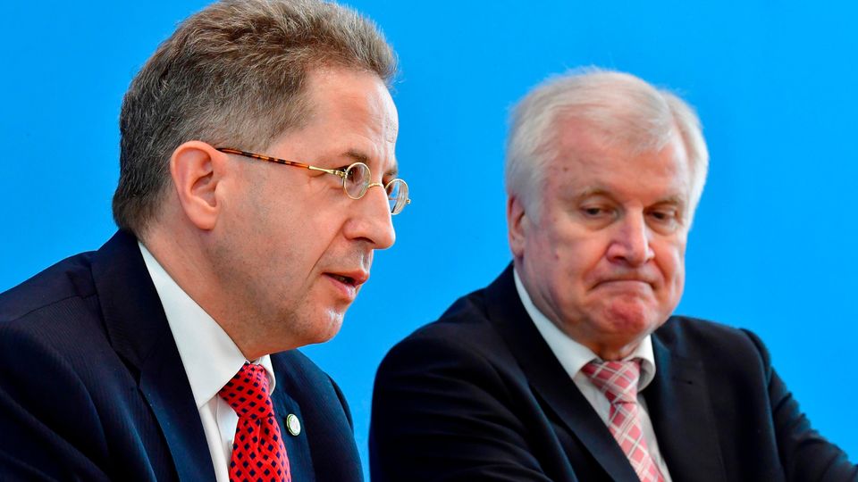 Hans-Georg Maaßen (l.) und Horst Seehofer: Entlässt der Innenminister seinen obersten Verfassungsschützer? Viel spricht dafür.