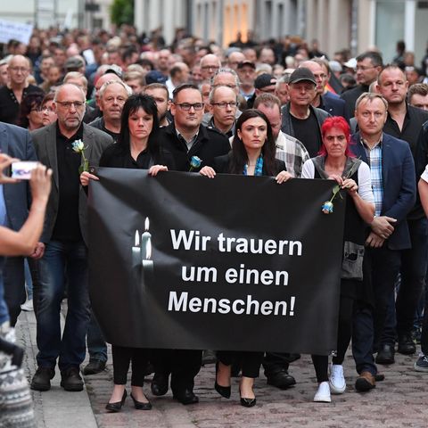 Teilnehmer einer Kundgebung für einen verstorbenen 22-Jährigen in Köthen