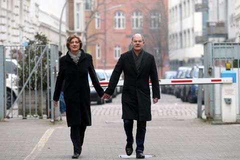 Olaf Scholz und Britta Ernst Hand in Hand - Ein bekannter Lobbyist ist ihr Vermie