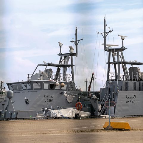 Die Patrouillenboote "Damad" und "Al Majmaah" im Fährhafen von Mukran nahe Sassnitz auf Rügen