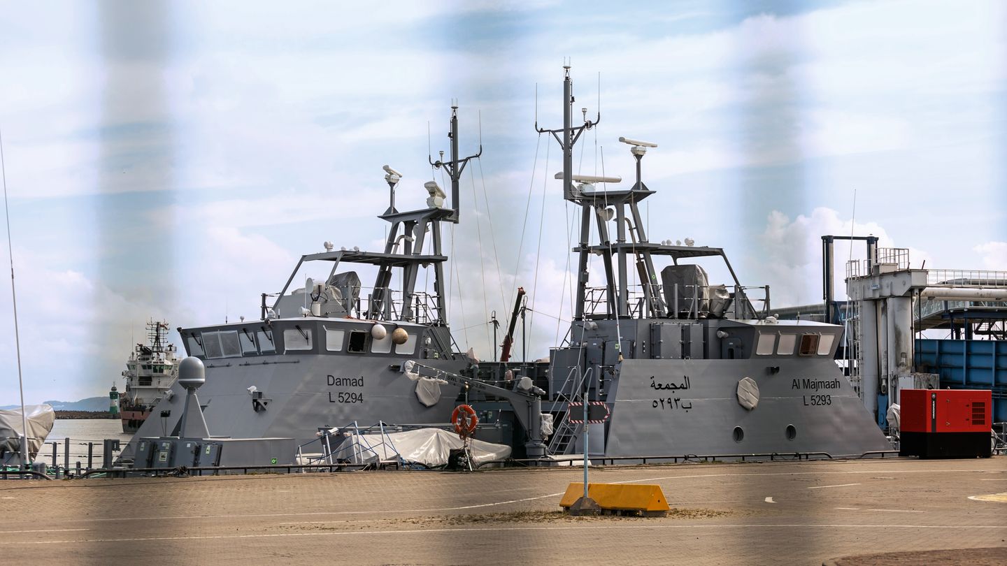 Die Patrouillenboote "Damad" und "Al Majmaah" im Fährhafen von Mukran nahe Sassnitz auf Rügen