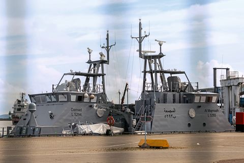 Die Patrouillenboote "Damad" und "Al Majmaah" im Fährhafen von Mukran nahe Sassnitz auf Rügen