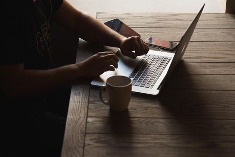 Ein Mann tippt an einem Labtop