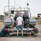 Tim, Carina und Andi packen das Auto für den Tauch-Trip.
