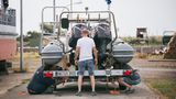 Tim, Carina und Andi packen das Auto für den Tauch-Trip.