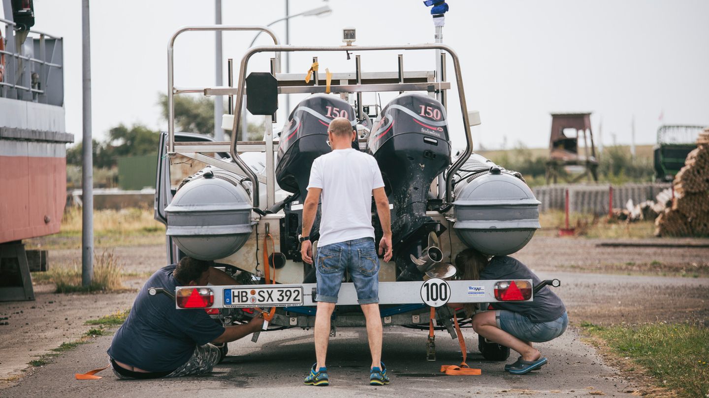 Tim, Carina und Andi packen das Auto für den Tauch-Trip.