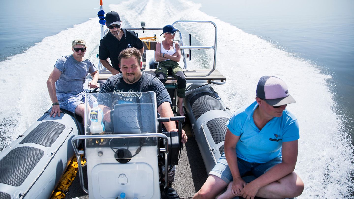 Das Team sitzt auf dem Schlauchboot.