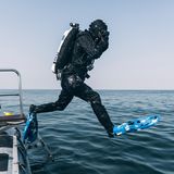 Andi springt in Tauschausstattung mit Schrittsprung vom Schlauchboot.