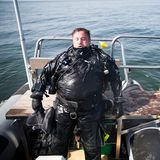 Tim atmet an Bord des Schlauchboots erschöpft aus.