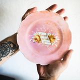 Andi hält einen rosa Teller in die Kamera.