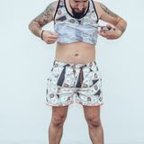 Wann er sich das letzte Mal Gedanken über Geld gemacht hat, weiß Indrit Murati nicht mehr. Ist ja immer da.  Selbst auf seiner Hose. Und auf seinem Oberarm. Dort hat er sich eine Frau tätowieren lassen, deren Mund ein 100-Dollar-Schein verdeckt. "Weil man alle Frauen mit Geld zum Schweigen bringen kann."