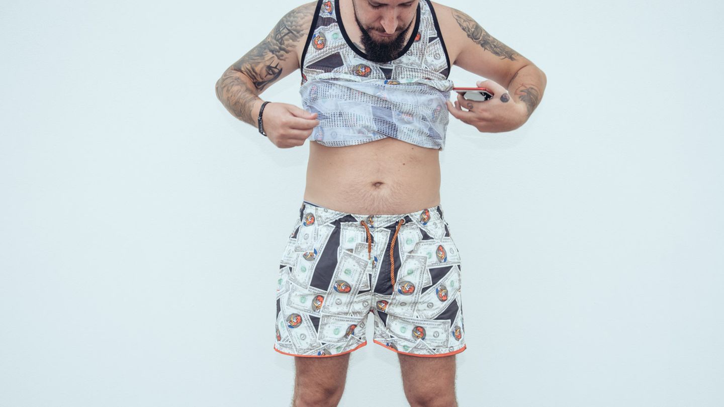 Tirana Wann er sich das letzte Mal Gedanken über Geld gemacht hat, weiß Indrit Murati nicht mehr. Ist ja immer da. Selbst auf seiner Hose. Und auf seinem Oberarm. Dort hat er sich eine Frau tätowieren lassen, deren Mund ein 100-Dollar-Schein verdeckt. "Weil man alle Frauen mit Geld zum Schweigen bringen kann."
