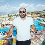 Aldo Boni, Besitzer des Wasserparks, verzieht selten eine Miene. Es sei denn, es geht um Autos, Frauen und Uhren. Dann ringt er sich mal ein Lächeln ab. Nur so als Detail: Die Uhr, die er da trägt, eine Audemars Piguet, war fast ein Schnäppchen. Sie kostete nur 24.000 Euro.