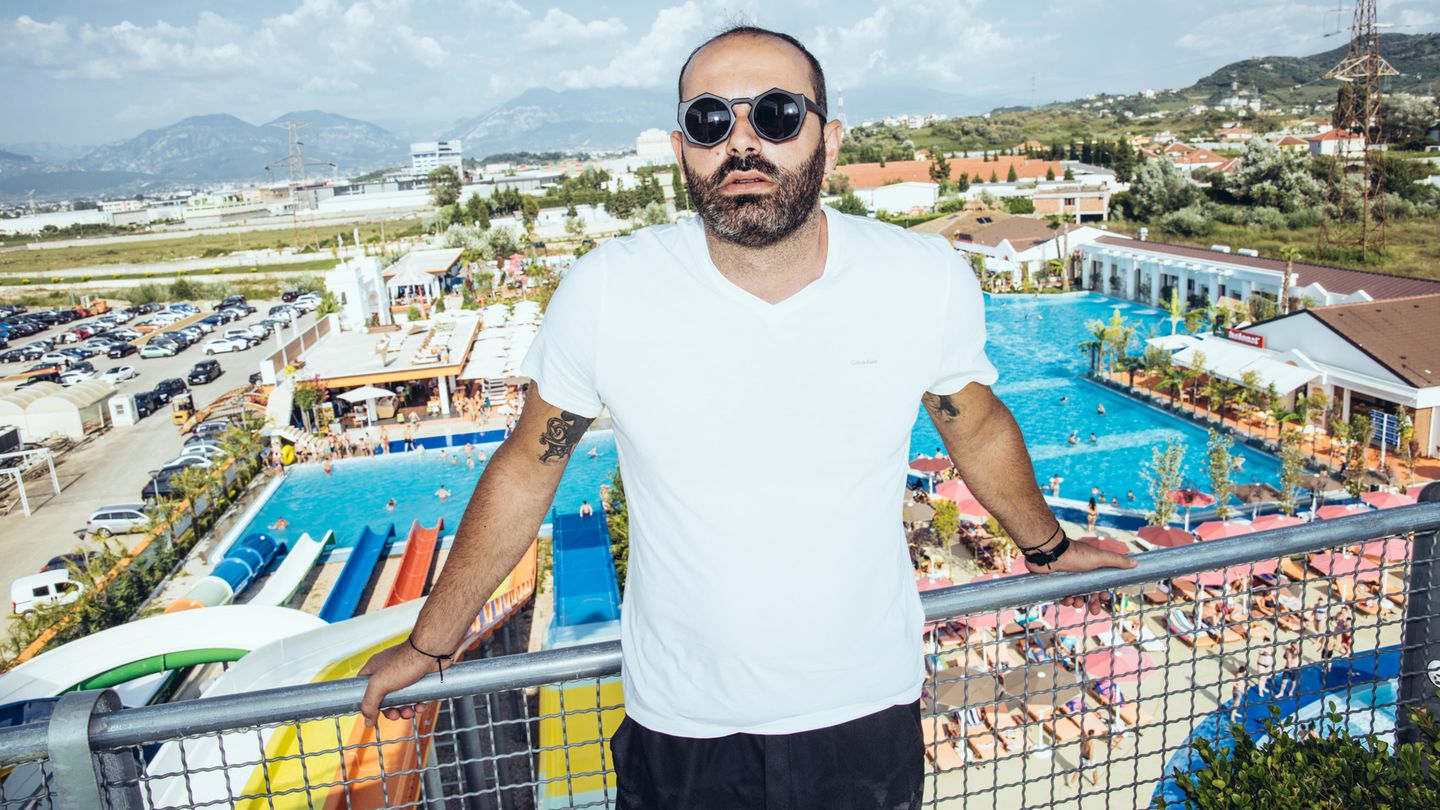 Aldo Boni, Besitzer des Wasserparks, verzieht selten eine Miene. Es sei denn, es geht um Autos, Frauen und Uhren. Dann ringt er sich mal ein Lächeln ab. Nur so als Detail: Die Uhr, die er da trägt, eine Audemars Piguet, war fast ein Schnäppchen. Sie kostete nur 24.000 Euro.