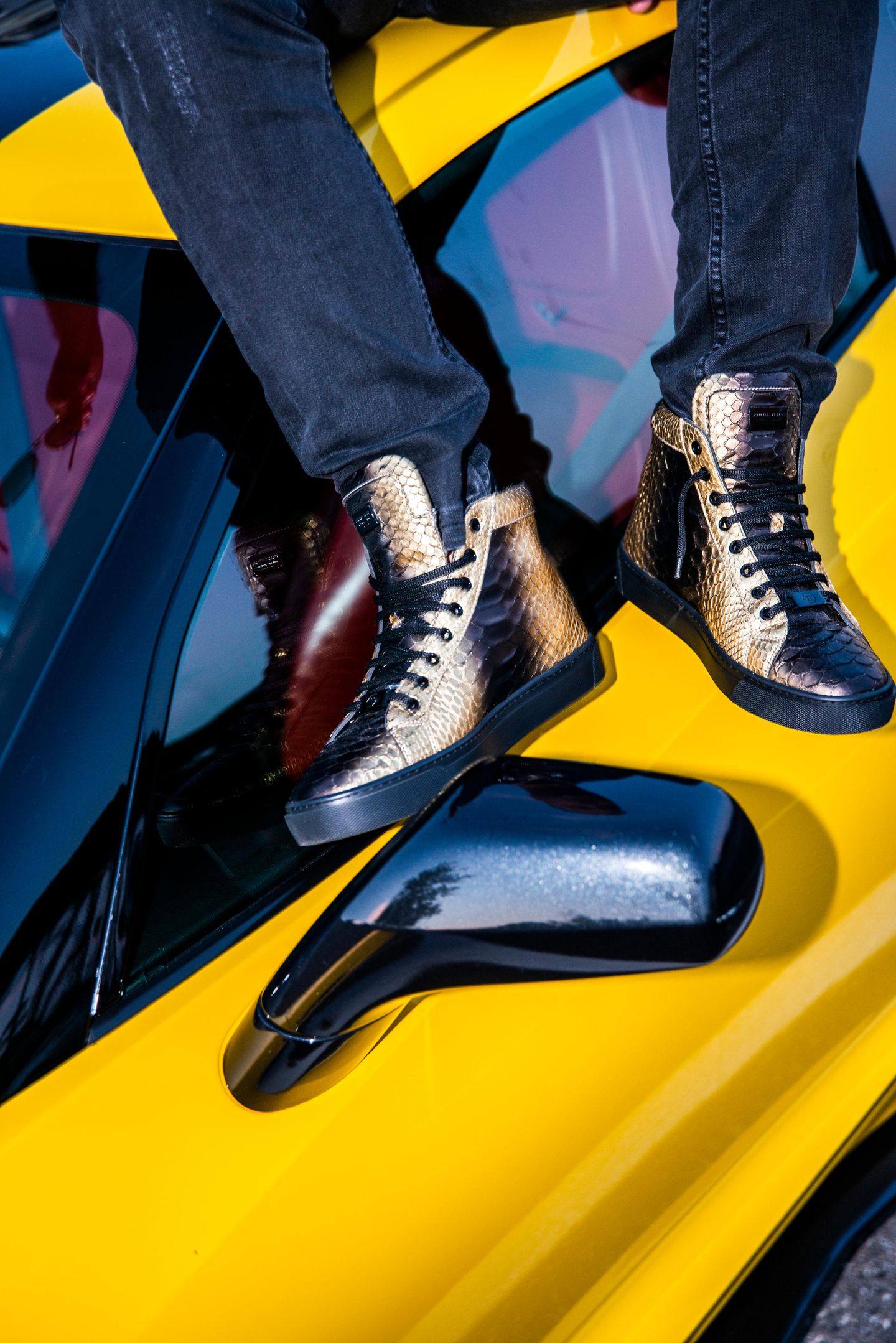 Weiß man gar nicht, wo man zuerst hinschauen soll. Auf die Sneaker für 2500 Euro oder die Corvette für 200.000 Euro.  Glitzert beides so schön in der Sonne